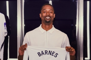 从Spurs到Hotspurs！NBA马刺球员哈里森·巴恩斯造访热刺主场